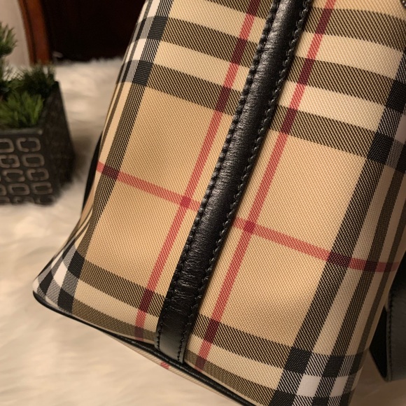 Burberry - Picture 10 of 16